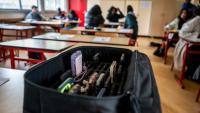 Des téléphones portables dans une sacoche, dans un établissement scolaire de la région parisienne, le 14 janvier 2026