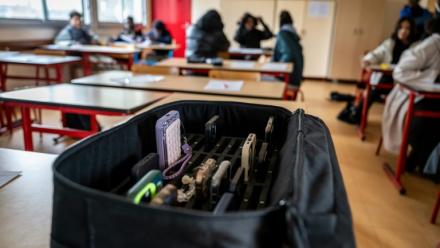 Des téléphones portables dans une sacoche, dans un établissement scolaire de la région parisienne, le 14 janvier 2026