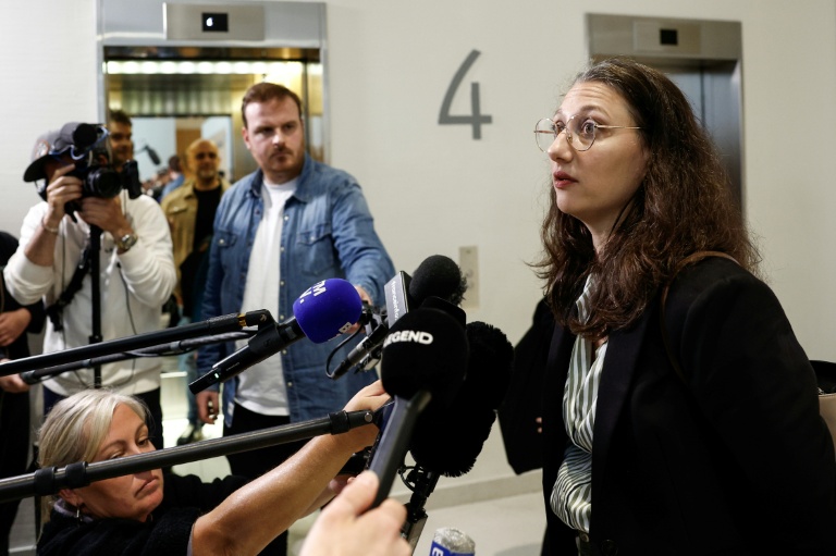 Elisabeth Guthmann, cofondatrice du collectif SOS Périscolaire, parle à la presse au tribunal de Paris, le 5 mai 2026, en amont du procès pour agression sexuelle visant un animateur périscolaire d'une école primaire