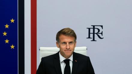 Le président Emmanuel Macron participe à une réunion interministérielle de crise, à l'Élysée, le 18 octobre 2026 à Paris, au lendemain d'émeutes et de pillages survenus en marge de manifestations contre la vie chère