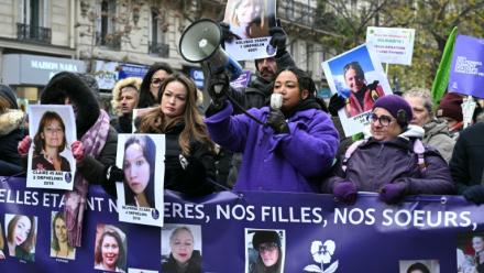 Des manifestantes contre les violences faites aux femmes, à Paris, samedi 22 novembre 2025