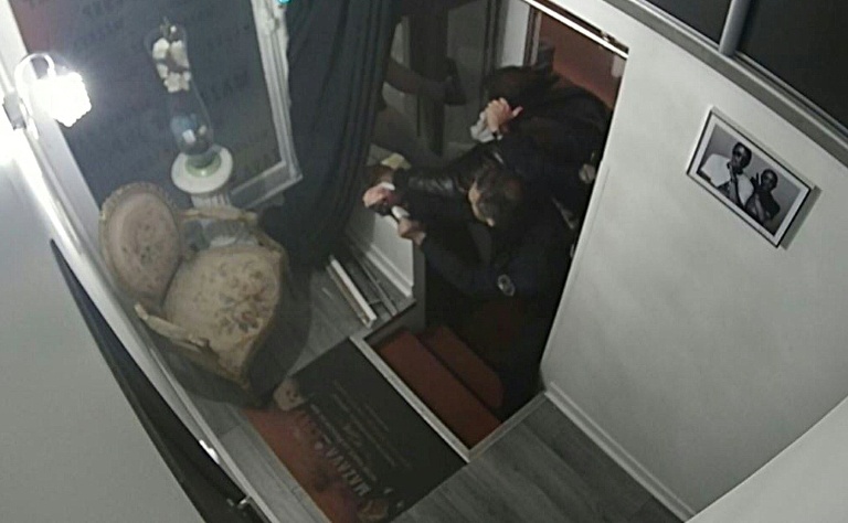 Capture d'écran de la vidéosurveillance de l'interpellation de Michel Zecler par des policiers à Paris le 27 novembre 2020 