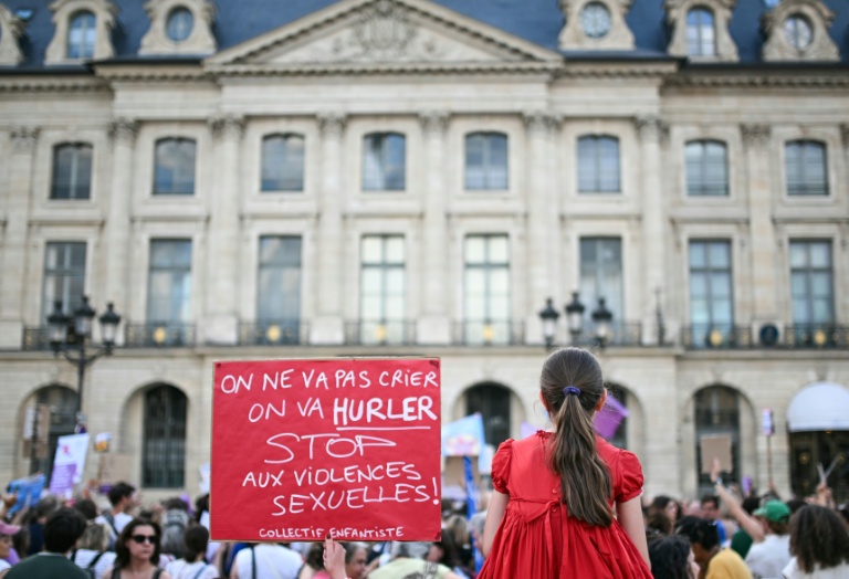 Vue d'une pancarte lors d'une manifestation après la mort de Lyhanna, le 29 juin 2026 à Paris