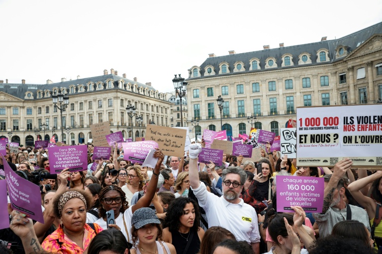 Manifestation contre les violences sexuelles devant le ministère de la Justice, place Vendôme, alors qu'une commission spéciale de l'Assemblée nationale examine un projet de loi visant à protéger les femmes et les enfants, le 7 septembre 2026 à Paris
