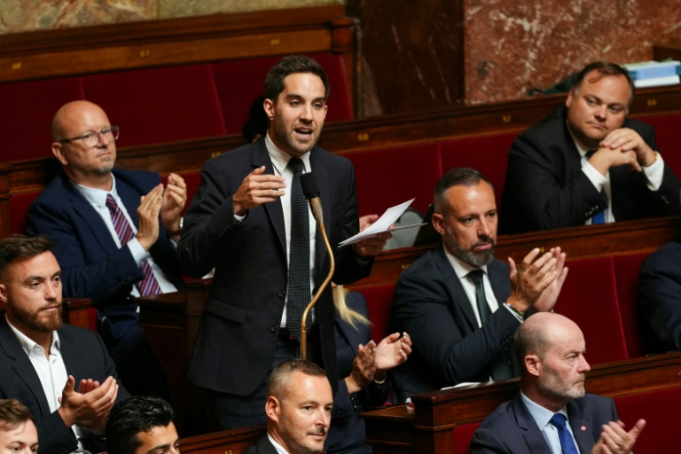 Le député du Rassemblement national (RN) Thomas Ménagé (au centre) s'exprime lors d'une séance de questions au gouvernement à l'Assemblée nationale, à Paris, le 21 juillet 2026