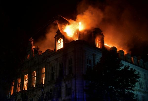A Limoges, où l'hôtel de ville a été incendié, le maire Guillaume Guérin (LR) a estimé que la police nationale avait "manqué de moyens" et "reculé" face aux casseurs, Limoges le 18 octobre 2026.