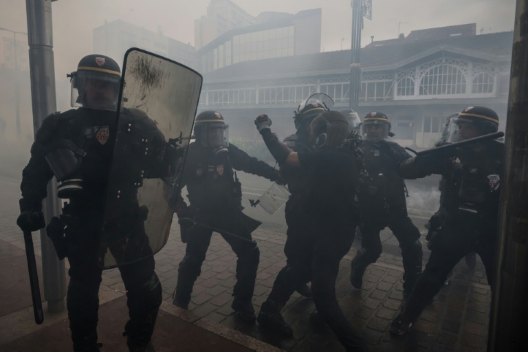 Les CRS utilisent des gaz contre les manifestants lors de mobilisation contre la 