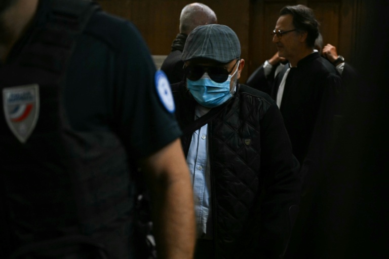 L'accusé Husamettin Dogan arrive au palais de justice de Nîmes pour le procès en appel des viols de Mazan, le 9 octobre 2025 dans le Gard