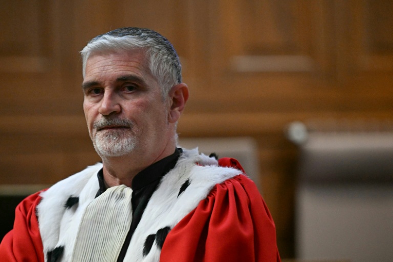 Le procureur Dominique Sie lors du procès en appel des viols de Mazan au palais de justice de Nîmes, le 9 octobre 2025 dans le Gard