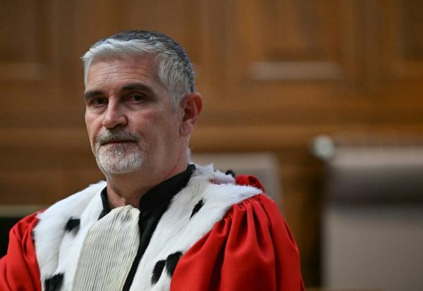 Le procureur Dominique Sie lors du procès en appel des viols de Mazan au palais de justice de Nîmes, le 9 octobre 2025 dans le Gard