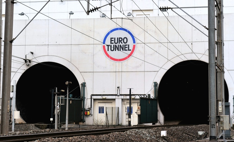 Virgin a d'abord obtenu le feu vert du régulateur ferroviaire britannique ORR pour exploiter jusqu'en 2040 sous le tunnel, à raison de 20 allers-retours quotidiens