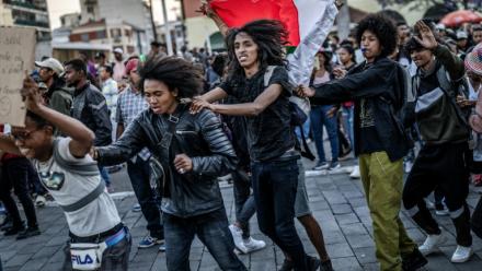 Des jeunes à un concert, alors que la foule se rassemble pour réclamer la démission du président malgache Rajoelina, à Antananarivo, le 14 octobre 2025