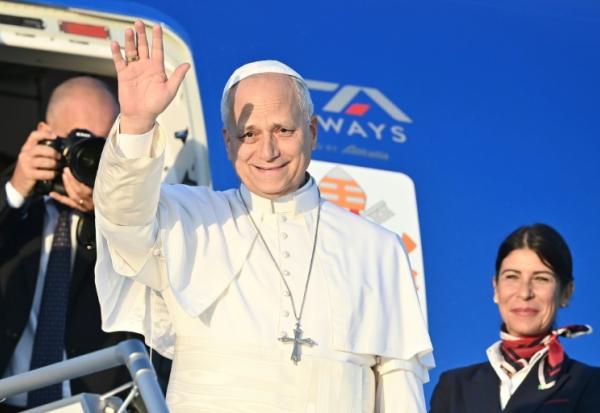 Le pape Léon XIV monte à bord de son avion à destination de Paris à l'aéroport de Fiumicino, à Rome, le 25 septembre 2026