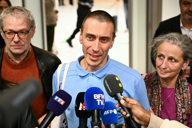 Camilo Castro à sa descente d'avion à Orly le 16 novembre 2025 après cinq mois de détention au Venezuela