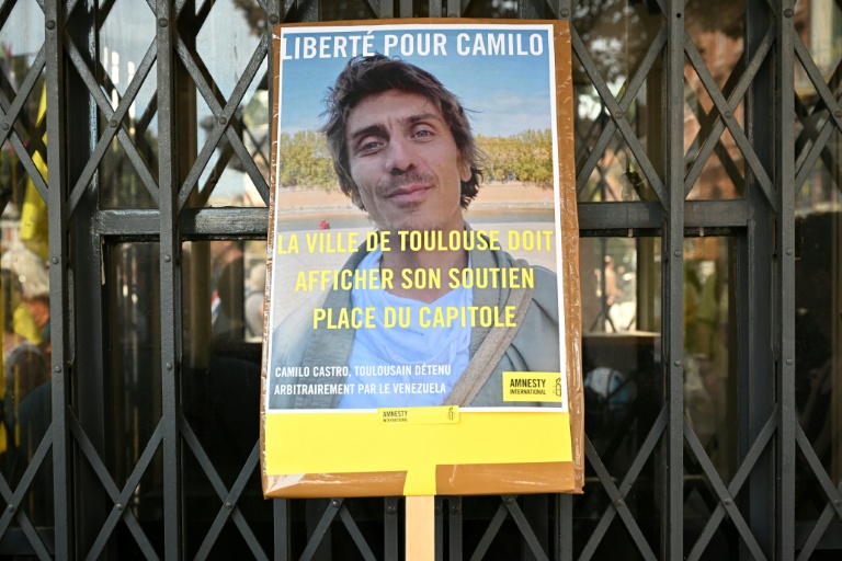 Une photo de Camilo Castro sur une pancarte, lors d'un rassemblement d'Amnesty International et sa famille pour protester contre sa détention au Venezuela, à Toulouse, le 20 septembre 2025