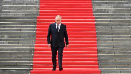 Le président russe Vladimir Poutine avant de s'adresser à des membres des forces armées réunis dans l'enceinte du Kremlin, à Moscou, le 27 juin 2023