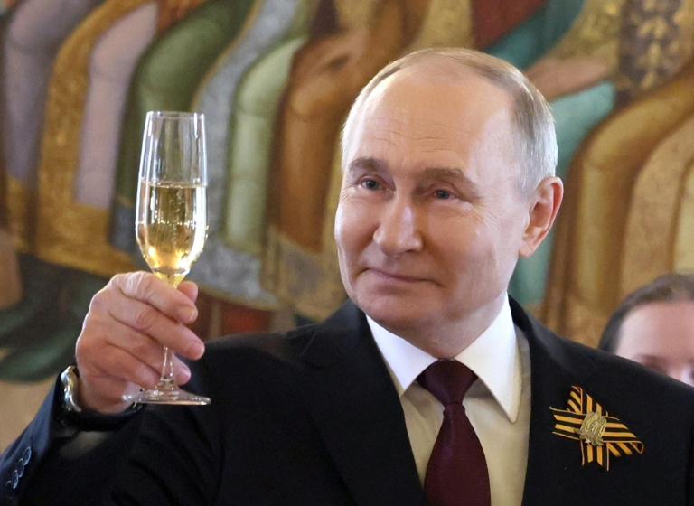 Le président russe Vladimir Poutine lève son verre lors d'une réception avec des dirigeants étrangers à l'occasion des commémorations de la victoire contre l'Allemagne nazie, à Moscou, le 9 mai 2024
