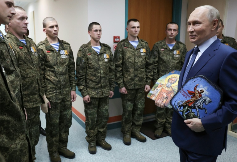 Le président russe Vladimir Poutine rencontre des soldats ayant été blessés lors de l'offensive à grande échelle contre l'Ukraine, dans un hôpital militaire à Moscou, le 29 octobre 2025