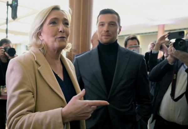 La cheffe de file des députés Rassemblement national à l'Assemblée, Marine Le Pen (g), s'adresse à la presse aux côtés du président du RN, Jordan Bardella, le 27 janvier 2025 à Paris