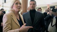 La cheffe de file des députés Rassemblement national à l'Assemblée, Marine Le Pen (g), s'adresse à la presse aux côtés du président du RN, Jordan Bardella, le 27 janvier 2025 à Paris
