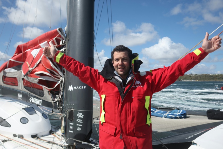 L'aventurier breton Guirec Soudée à son arrivée au large de Brest, pulvérisant le record du tour du monde à la voile à l'envers, le 28 mars 2026
