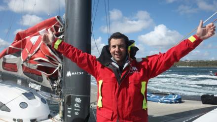 L'aventurier breton Guirec Soudée à son arrivée au large de Brest, pulvérisant le record du tour du monde à la voile à l'envers, le 28 mars 2026