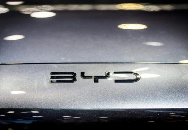 Leader mondial des voitures électriques devant Tesla, le constructeur chinois BYD a annoncé mardi un plongeon de 55% sur un an de son bénéfice net au premier trimestre, lesté notamment par l'intense concurrence en Chine