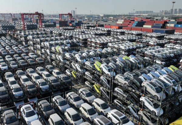 Des voitures électriques en attente d'exportation au port de Taicang à Suzhou, dans la province du Jiangsu, le 8 avril 2025 en Chine