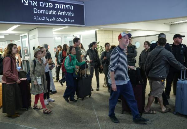 Des passagers d'un vol flydubai dérouté  après leur atterrissage à l'aéroport de Tel Aviv en Israël, le 30 septembre 2026