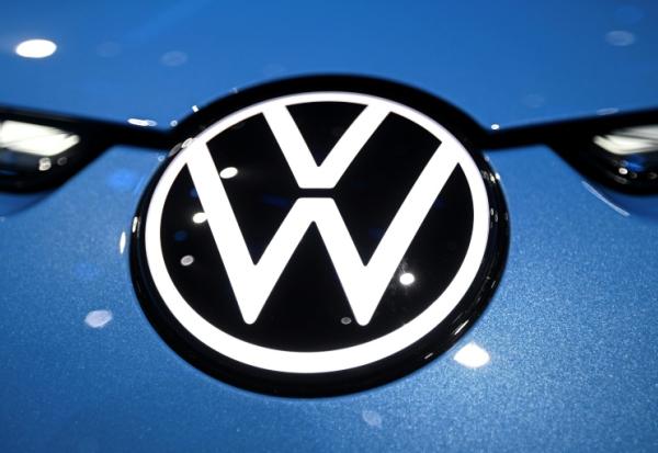 Le géant automobile en crise Volkswagen appelle à accélérer ses mesures d'économies après une lourde perte nette au troisième trimestre