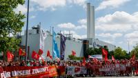 Des employés du constructeur automobile allemand Volkswagen (VW) manifestent contre la restructuration et les projets de suppressions massives d'emplois à l'usine VW de Zwickau, dans l'est de l'Allemagne, le 9 juillet 2026