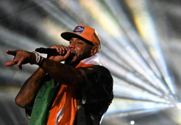 Le rappeur français Booba sur la scène du Festival des Musiques Urbaines d'Anoumabo, à Abidjan, le 30 avril 2023 en Côte d'Ivoire