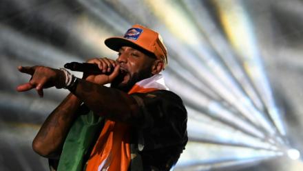 Le rappeur français Booba sur la scène du Festival des Musiques Urbaines d'Anoumabo, à Abidjan, le 30 avril 2023 en Côte d'Ivoire