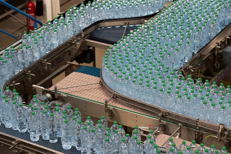 Dans une usine Volvic, le 5 mai 2021 à Volvic (Puy-de-Dôme)