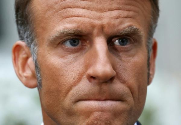 Le président français Emmanuel Macron s'adresse aux médias à la résidence de l'ambassadeur de France à Washington, le 18 août 2025