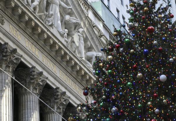 Un sapin devant la Bourse de New York le 5 décembre 2025