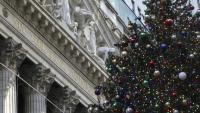 Un sapin devant la Bourse de New York le 5 décembre 2025