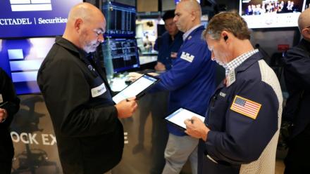 Des opérateurs à la Bourse de New York le 15 août 2025