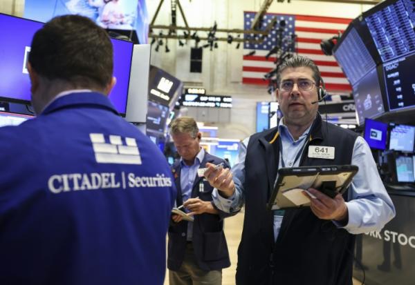 Des opérateurs à la Bourse de New York le 27 mai 2026