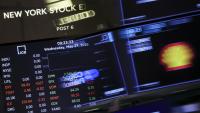 Des tableaux de cotations à la Bourse de New York le 27 mai 2026