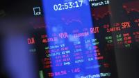 Des écrans de valeurs à la Bourse de New York, le 18 mars 2026
