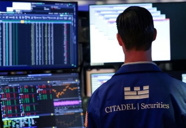 Un opérateur à la Bourse de New York le 23 juin 2025