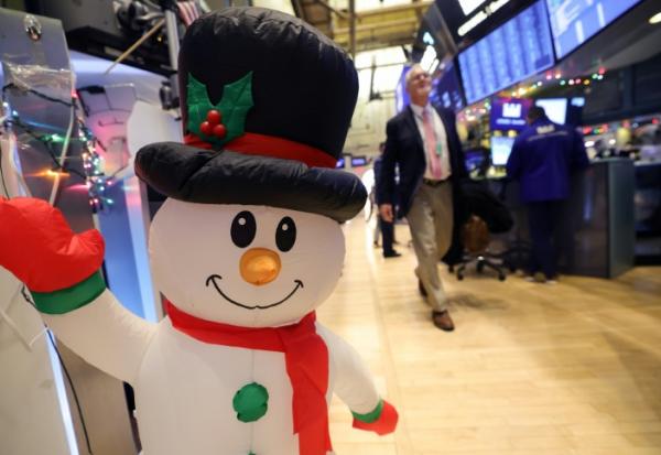Un bonhomme de neige sur le parquet de la Bourse de New York, le 3 décembre 2025
