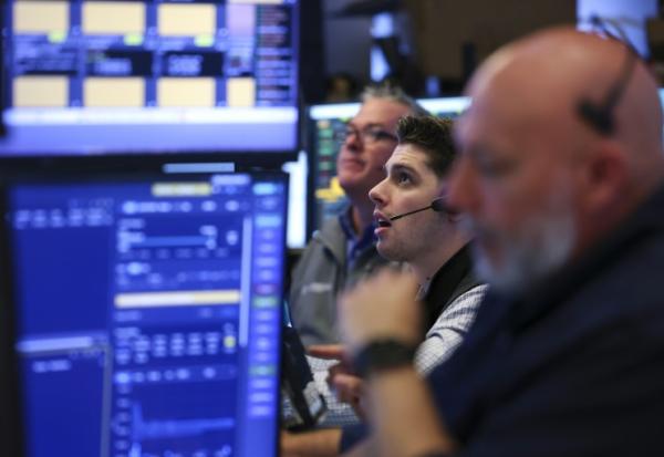 Des opérateurs à la Bourse de New York, le 27 mai 2026
