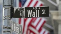 Un panneau indiquant Wall Street à New York le 19 octobre 2026