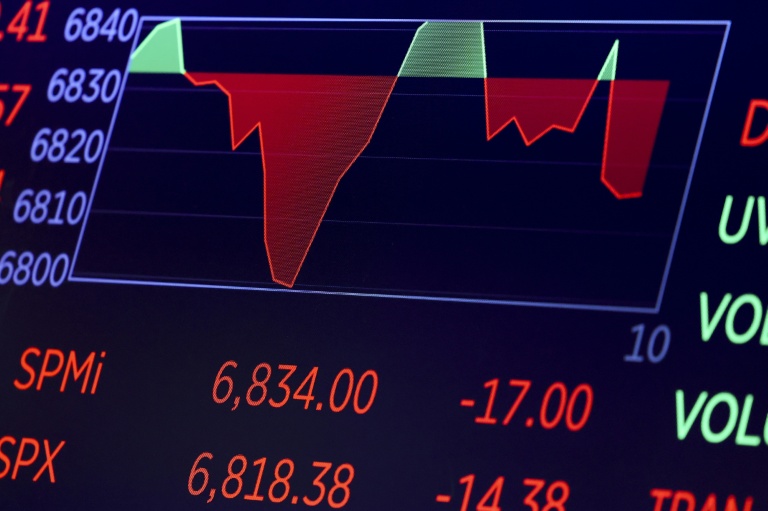 Un écran de données à la Bourse de New York, le 13 février 2026