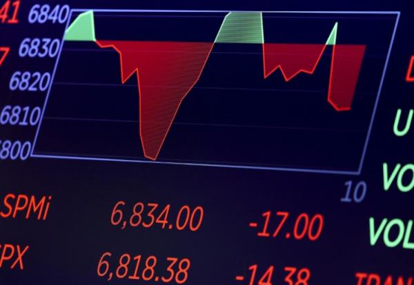 Un écran de données à la Bourse de New York, le 13 février 2026