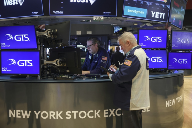 Des opérateurs à la Bourse de New York le 12 janvier 2026