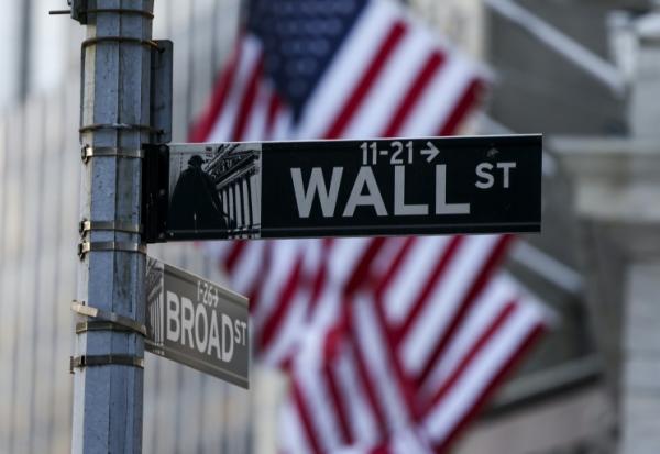 Un panneau indiquant Wall Street près de la Bourse de New York le 12 janvier 2026
