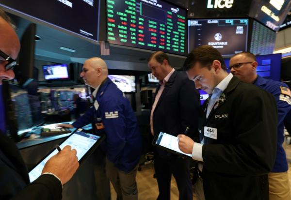 Des opérateurs à la Bourse de New York, le 27 mai 2025.